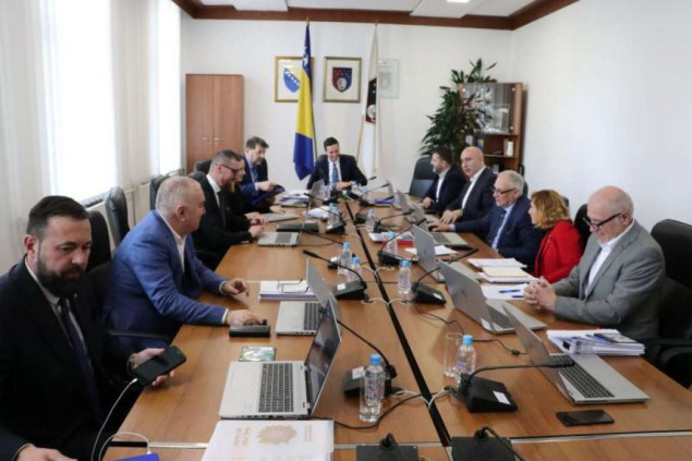 Vlada KS-a: Zaposlenim koji primaju plaće iz Budžeta KS-a od naredne godine osnovica se povećava