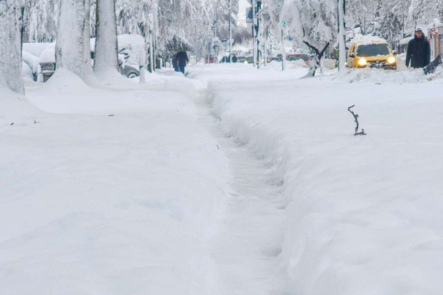 U većini zemalja regije saobraćaj je otežan zbog morskih i klizavih cesta