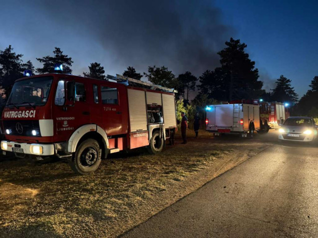 Požar kod Ljubuškog još uvijek aktivan, vatrogasci na terenu