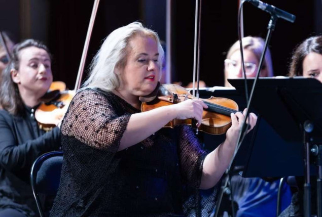 Sutra performans klasične muzike Violete Smailović-Huart, nastup s balkona u centru grada