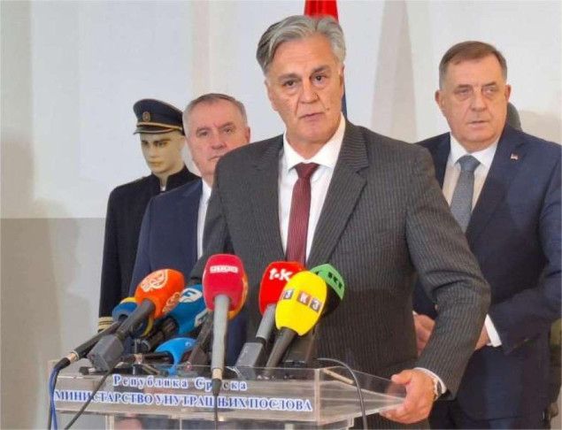 Dva komandira škole unutrašnjih poslova udaljena zbog neprimjerenog kontakta s maloljetnicom