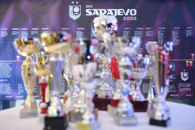 U Pozorištu mladih održana izložba "Dame u kopačkama" o SFK 2000 Sarajevo