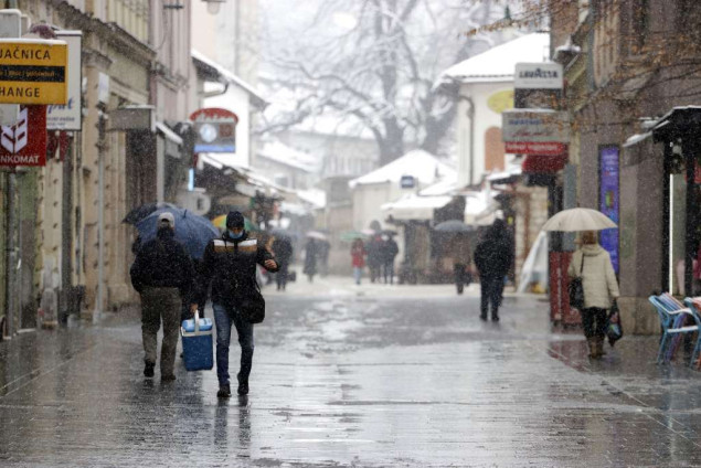 I sutra padavine, u Hercegovini kiša, u Bosni u nizinama kiša i susnježica, na planinama snijeg