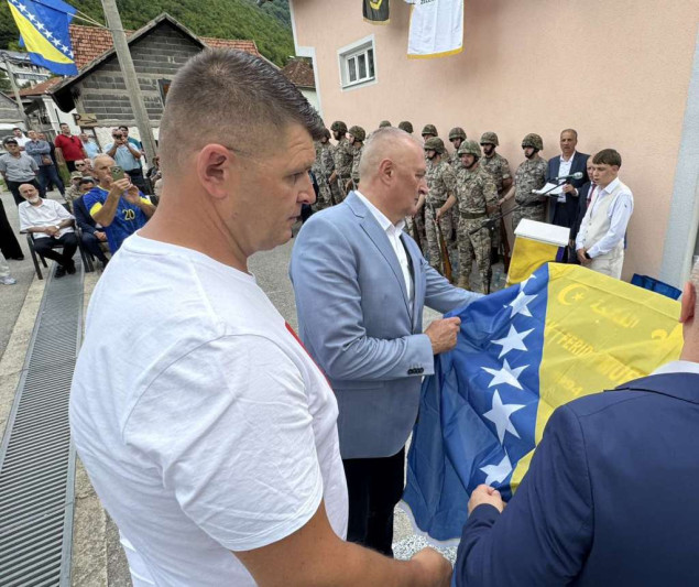Helez otkrio spomenik Mufidu Tihaku, Zlatnom ljiljanu Armije RBiH