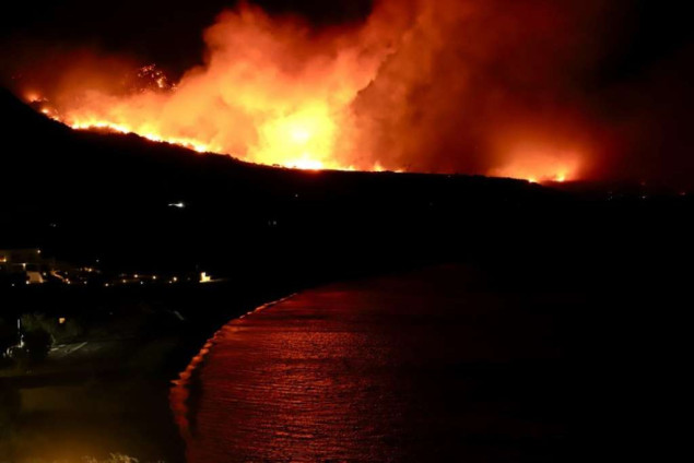 Evakuacija turista i stanovnika zbog požara na Kritu