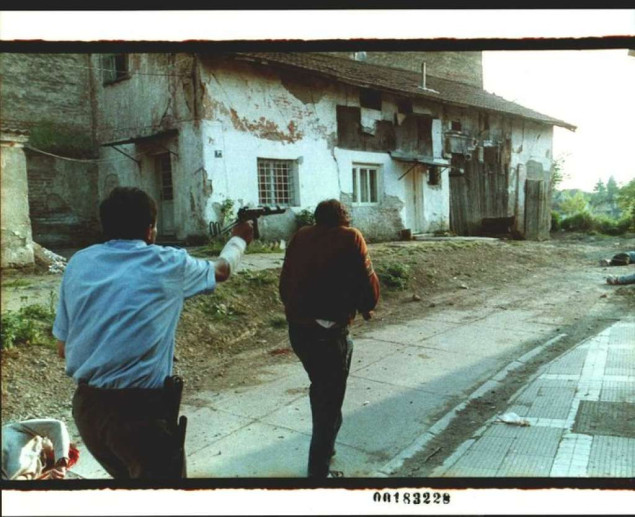 Udruženja novinara Srbije i BiH traže opoziv nagrade za fotografiju ubistva civila u Brčkom 1992.