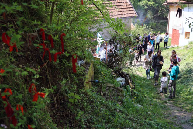 Romi slave Đurđevdan, u Visokom na grane drena vezuju crvene krpice