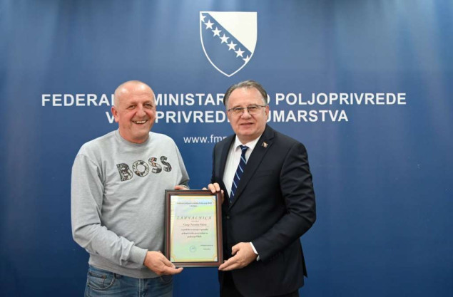 Predstavnici Udruženja poljoprivrednika FBiH uručili zahvalnice Nikšiću i Hrnjiću