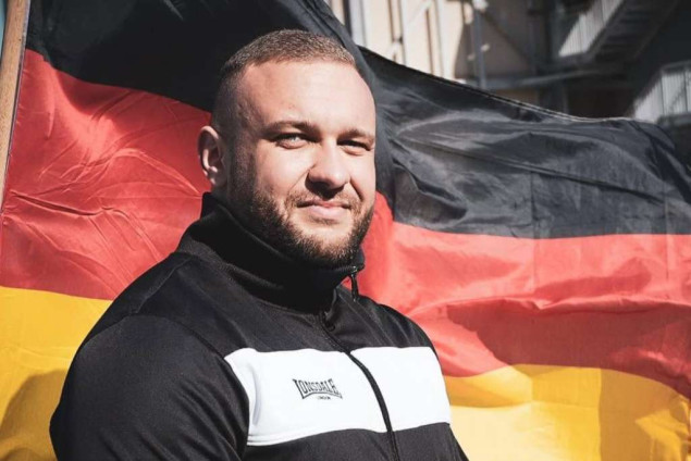 Zastupnik AfD-a optužen da je u parlamentu pokazao znak rasne supremacije Zastupnik AfD-a optužen da je u parlamentu pokazao znak rasne supremacije