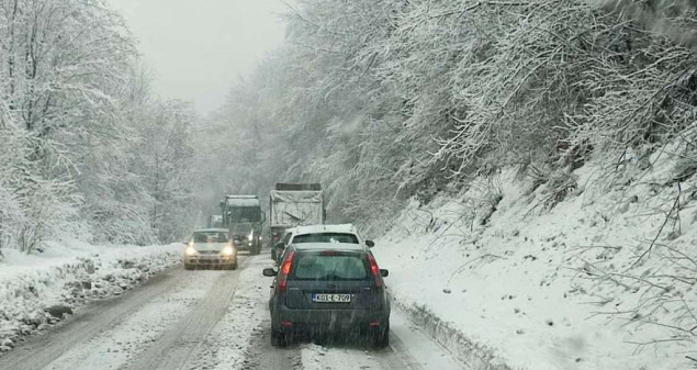 Na dionicama u kotlinama i uz riječne tokove vidljivost smanjena zbog magle, ponegdje poledica