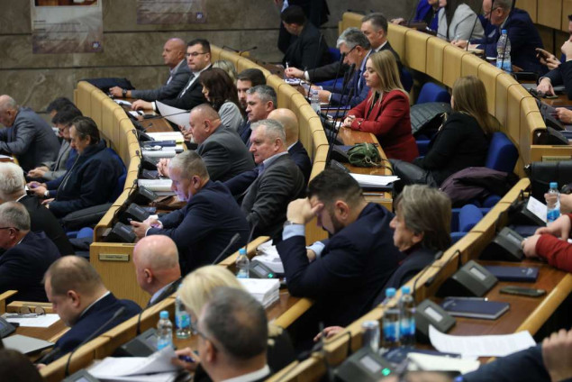 Udruženje Baby steps - Pravo porodilja na pratnju opet blokirano bez rasprave u Parlamentu FBiH