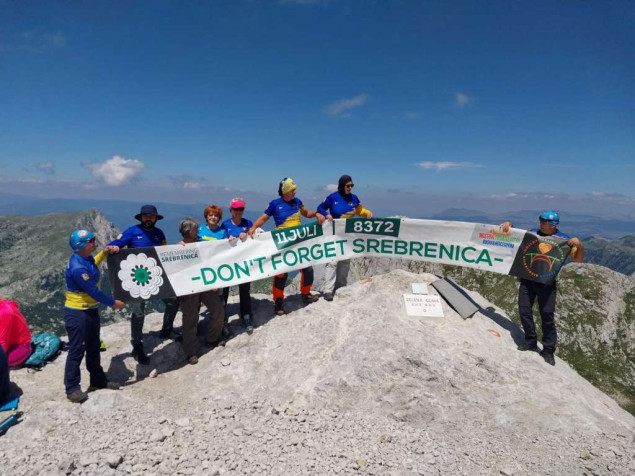 Simbolična poruka 'Don't forget Srebrenica' sa vrha planine Prenj