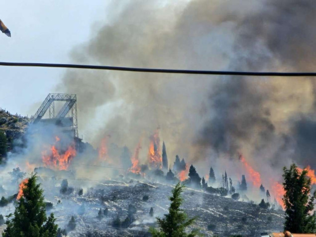 Gori na brdu Fortica iznad Mostara