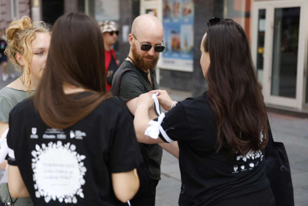 Dan bijelih traka obilježen u Sarajevu: Mladi poslali poruku da žrtve Prijedora ne smiju biti zaboravljene