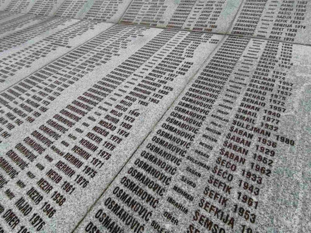 Imena srebreničkih žrtava na zgradi Skupštine Srbije