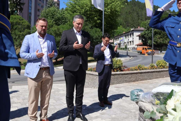 Bećirović u Cazinu odao počast šehidima i poginulim borcima Armije Republike BiH