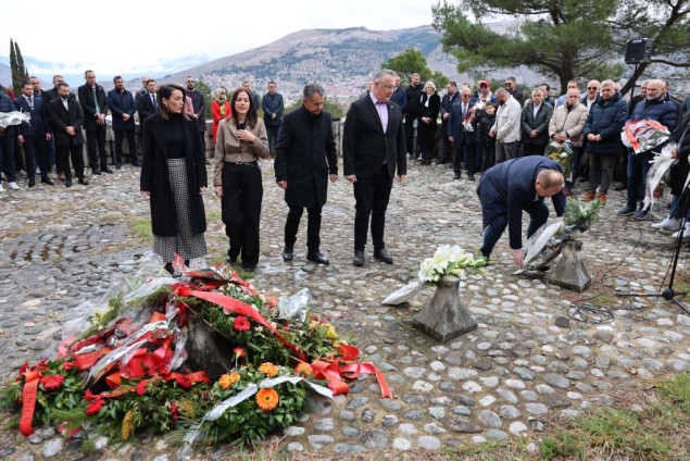 Mostar obilježio Dan neovisnosti BiH polaganjem cvijeća i obilaskom spomen obilježja
