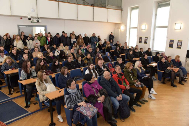 Mandić potpisao ugovore za stipendije sa srednjoškolcima