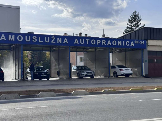 Nakon nasilnog rušenja ivičnjaci na Dobrinji vraćeni u prvobitno stanje