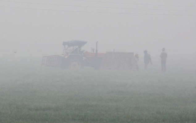Gusti smog i zagađenje izazvali haos u saobraćaju u indijskoj prijestonici New Delhiju