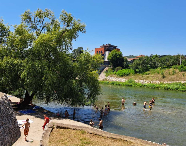 Ulice Banja Luke prazne, građani spas od vrućina traže pored Vrbasa i na bazenu