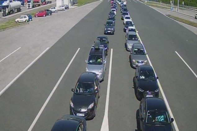 Duge kolone vozila u sjevernom dijelu na izlazu iz BiH