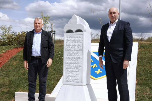 Na Vlakovu svečano otvoreno Centralno spomen-obilježje – nišan s grbom ljiljana