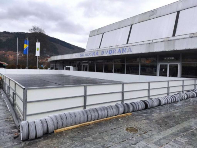 Postavljanje ledene plohe na platou Gradske dvorane  u Goraždu