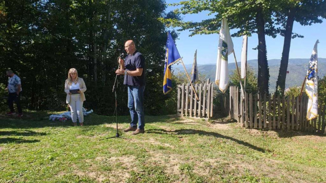 Osmanović položio cvijeće na mezare heroja Fadile Odžaković Žute i komandanta Muje Šejte