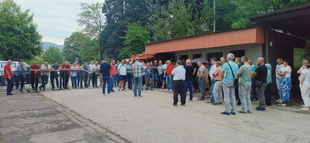 Zenički rudari pred upravnom zgradom, platu za maj dobit će do kraja naredne sedmice