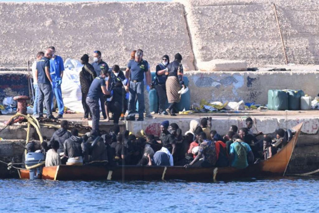 Najmanje 50 ljudi poginulo u požaru na brodu s migrantima kod Libije