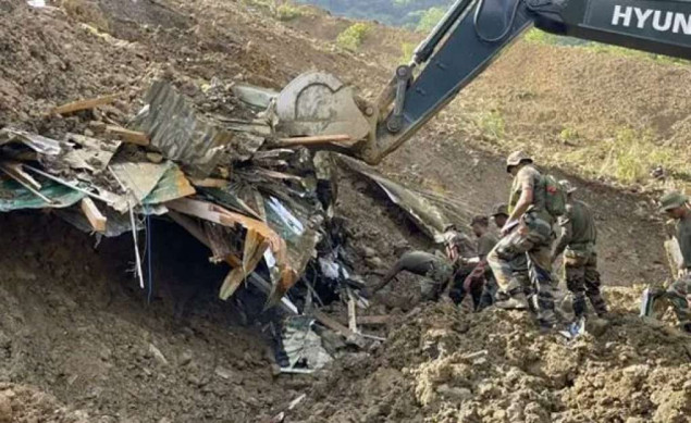Spasioci u Indoneziji tragaju za 42 nestale osobe pod klizištima, broj poginulih umanjen na 10