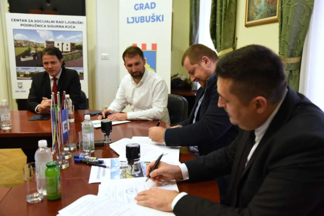 Potpisan ugovor za izgradnju Sigurne kuće u Ljubuškom: Podrška žrtvama nasilja u ZHK-u