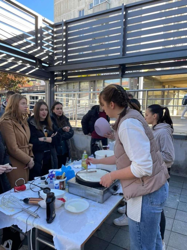 Livanjski gimnazijalci organizirali humanitarnu akciju 'Jedna slastica za jednu namirnicu'