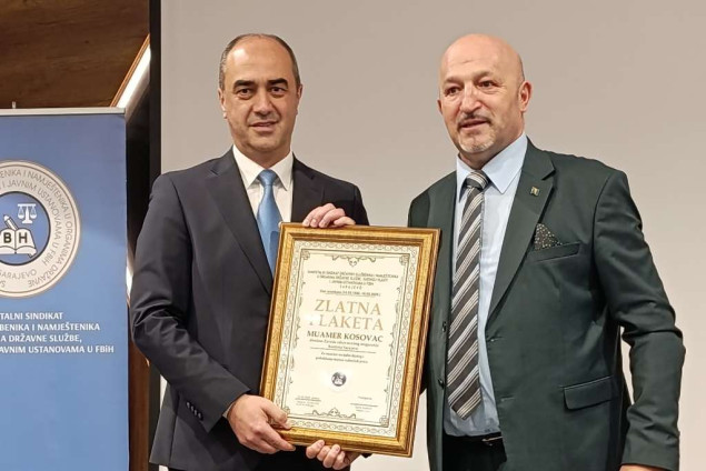 Direktoru ZZO KS Muameru Kosovcu dodijeljena Zlatna plaketa za doprinos zdravstvu i pravima radnika