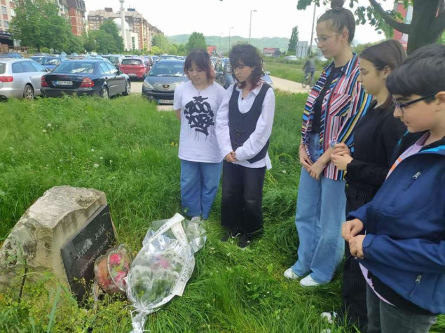 Osnovci KŠC Sveti Pavao odali počast prvoj civilnoj žrtvi rata u Zenici Mateji Jurić