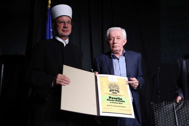Dani Hasana Kaimije: Prof. dr. Ismetu Bušatliću uručena Povelja „Hasan Kaimija“ za životno djelo