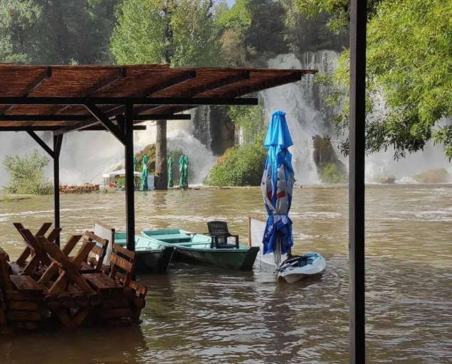 Poplavljeni ugostiteljski objekti na vodopadu Kravici