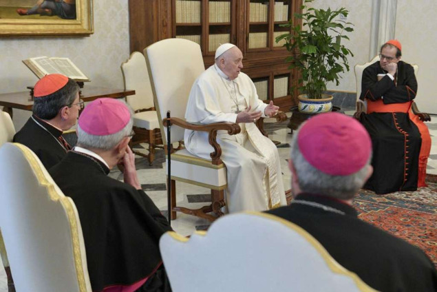 Papa Franjo još pati od prehlade, ograničio govore u javnosti