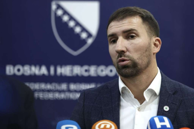 Delić kritikovao Schmidta zbog izjednačavanja Izetbegovića i Mladića