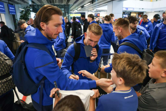 Nogometni reprezentativci BiH ukrcali se na let za Varšavu, sutra protiv Poljske u Ligi nacija