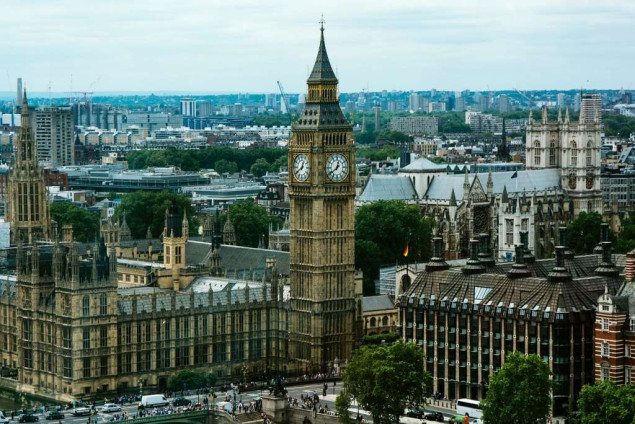 Dvojica Rumuna osuđena zbog napada nožem na iranskog novinara u Londonu