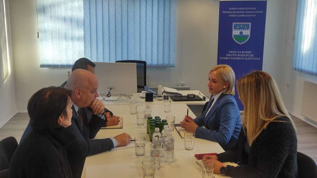 Ambasador Aggeler posjetio Ured za borbu protiv korupcije u Bihaću i održao sastanak sa Tabaković