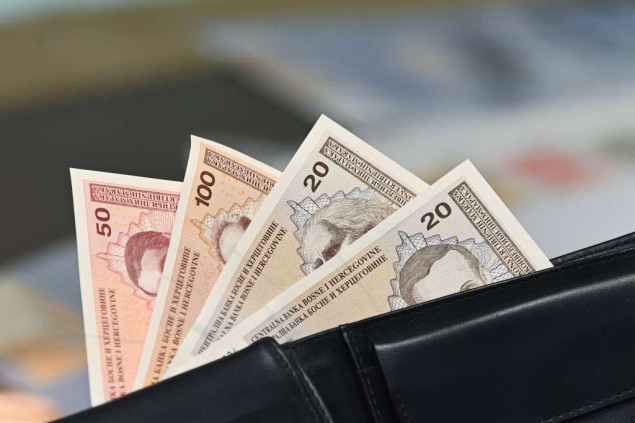 Prosječna neto plata u FBiH u maju 2025. iznosila 1.590 KM, bruto plata 2.480 KM