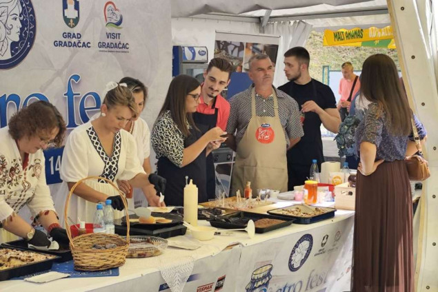Završеn prvi Gradačački gastrofestival: „Grad-Art“ najbolji u pripremi slastica od šljive