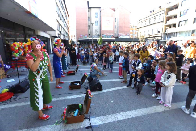 Nastupom trupe Pocoloco ispred Pozorišta mladih otvoren Mali MESS