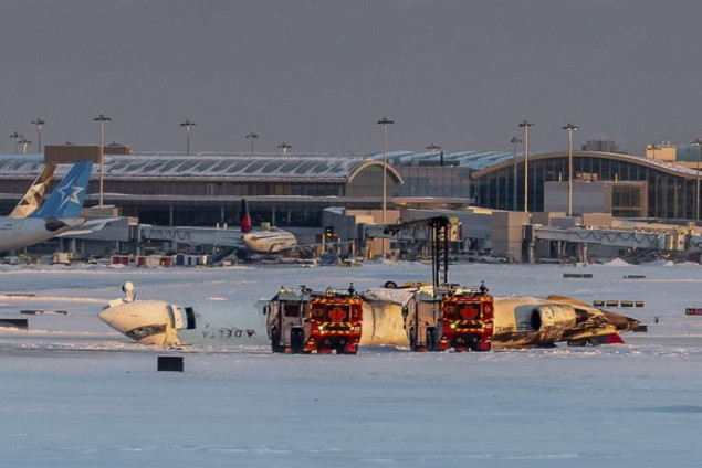 Putnički avion se prevrnuo pri slijetanju na aerodrom u Torontu, 18 povrijeđenih