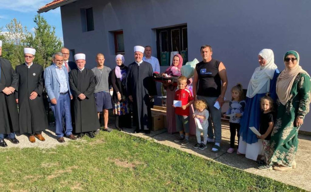 Reis Kavazović darivao deseto dijete porodice Selman u Bosanskom Petrovcu