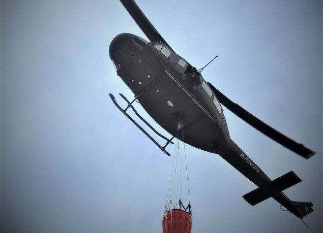 Helikopter Oružanih snaga BiH i danas gasi požar u Drežnici kod Mostara