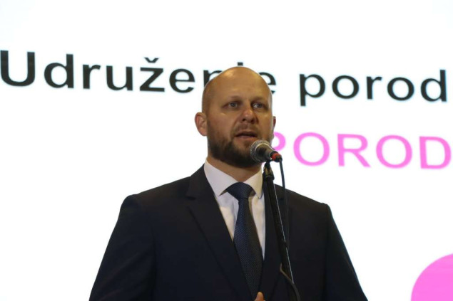 Okerić: Konkretnim mjerama pokazali smo da su porodice prioritet